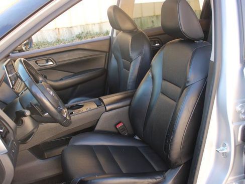 Used 2022 Nissan Rogue SV w/ SV Premium Package FWD image 11