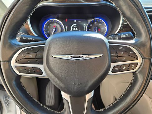 Used 2022 Chrysler Pacifica Limited image 24