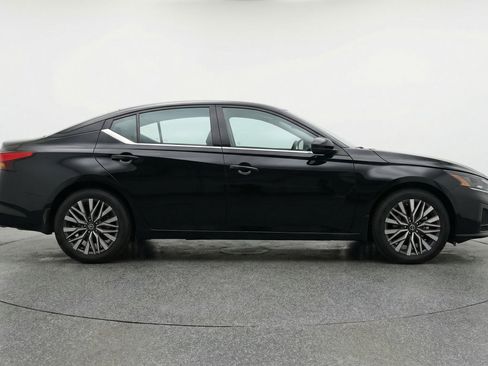 Used 2025 Nissan Altima 2.5 SV FWD image 11