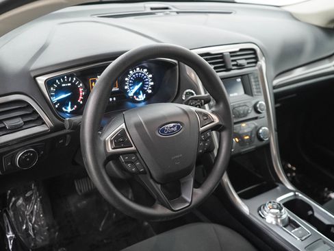 Used 2017 Ford Fusion SE FWD image 19
