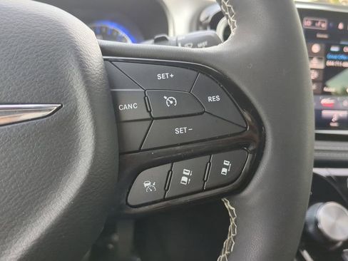 Used 2024 Chrysler Pacifica Touring image 25