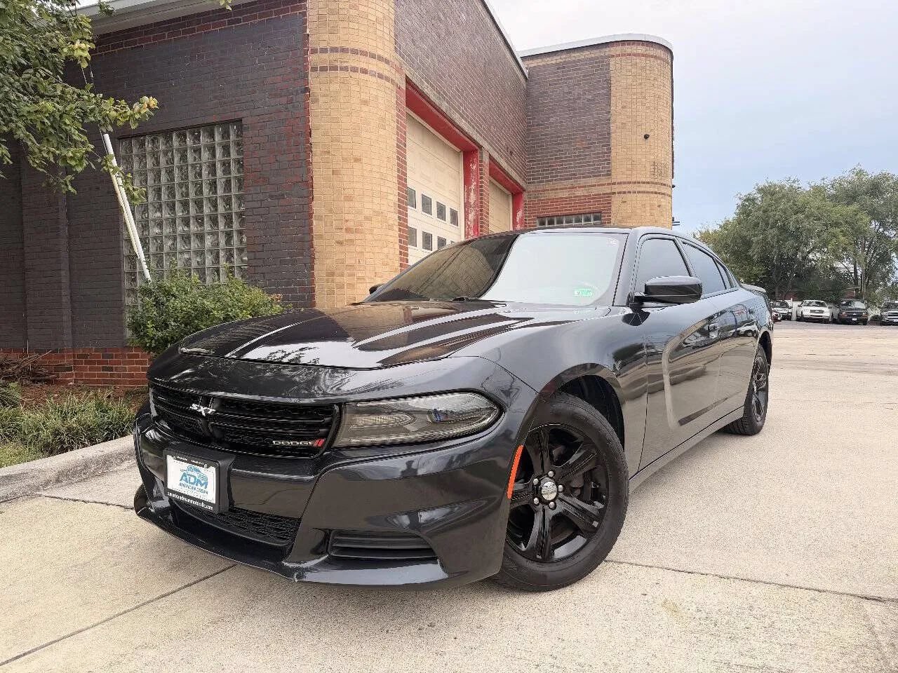 Used 2019 Dodge Charger SXT RWD image 2