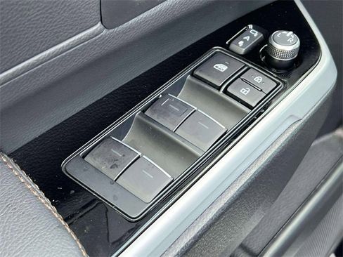 Used 2025 Toyota Sienna Platinum image 23