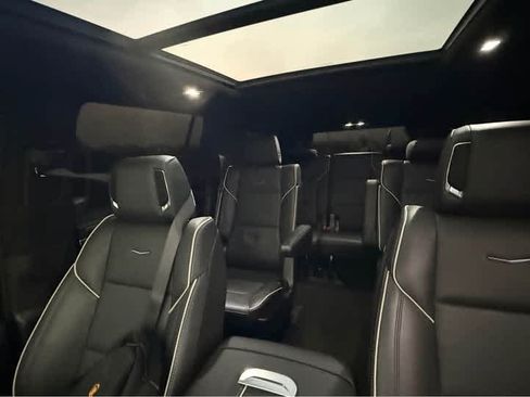Used 2023 Cadillac Escalade ESV Sport AWD/4WD image 5
