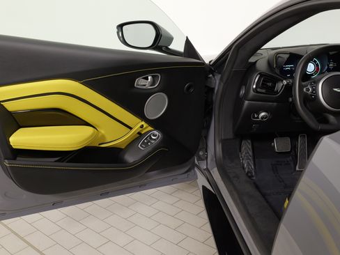 Used 2019 Aston Martin V8 Vantage Coupe RWD image 32