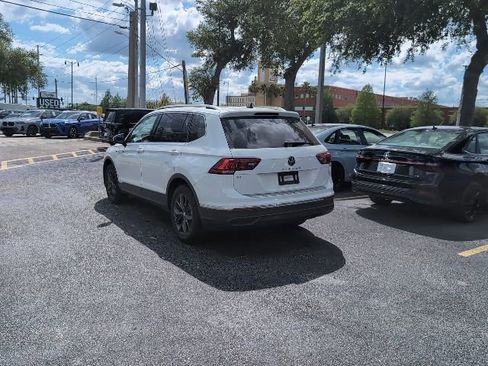 Used 2023 Volkswagen Tiguan SE w/ Panoramic Sunroof Package FWD image 4