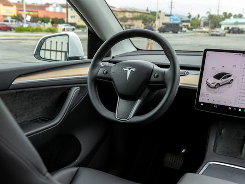 Used 2024 Tesla Model Y Long Range AWD/4WD image 25