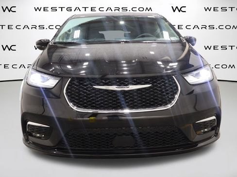 Used 2024 Chrysler Pacifica Touring-L image 2