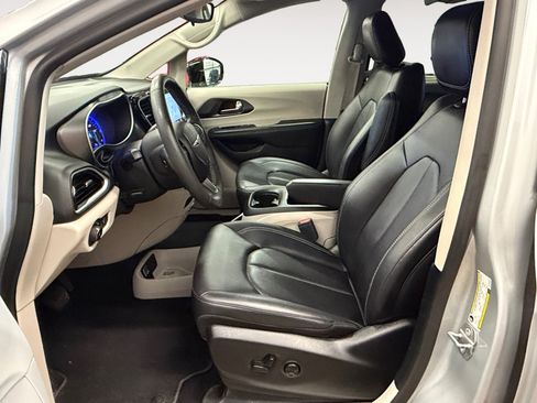 Used 2024 Chrysler Pacifica Touring-L FWD image 22