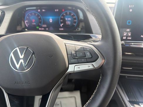 Used 2025 Volkswagen Atlas Cross Sport SE FWD image 16