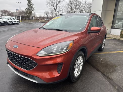 Used 2020 Ford Escape SE image 3