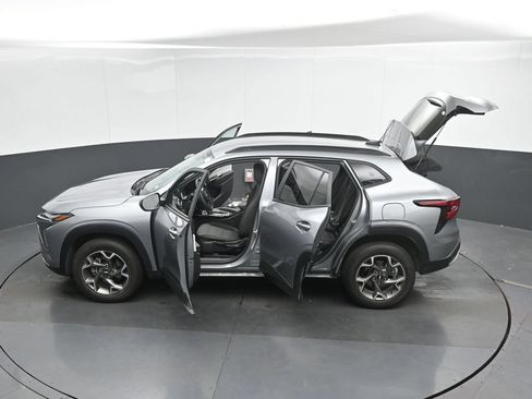 Used 2025 Chevrolet Trax LT FWD image 50