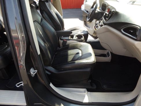 Used 2017 Chrysler Pacifica Touring-L FWD image 19