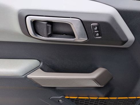 Used 2023 Ford Bronco Badlands image 15