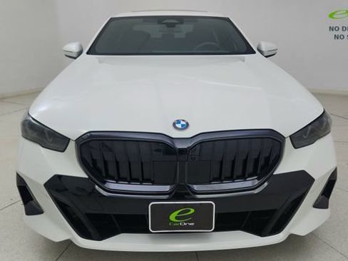 Used 2025 BMW 540i xDrive w/ M Sport Package AWD/4WD image 2