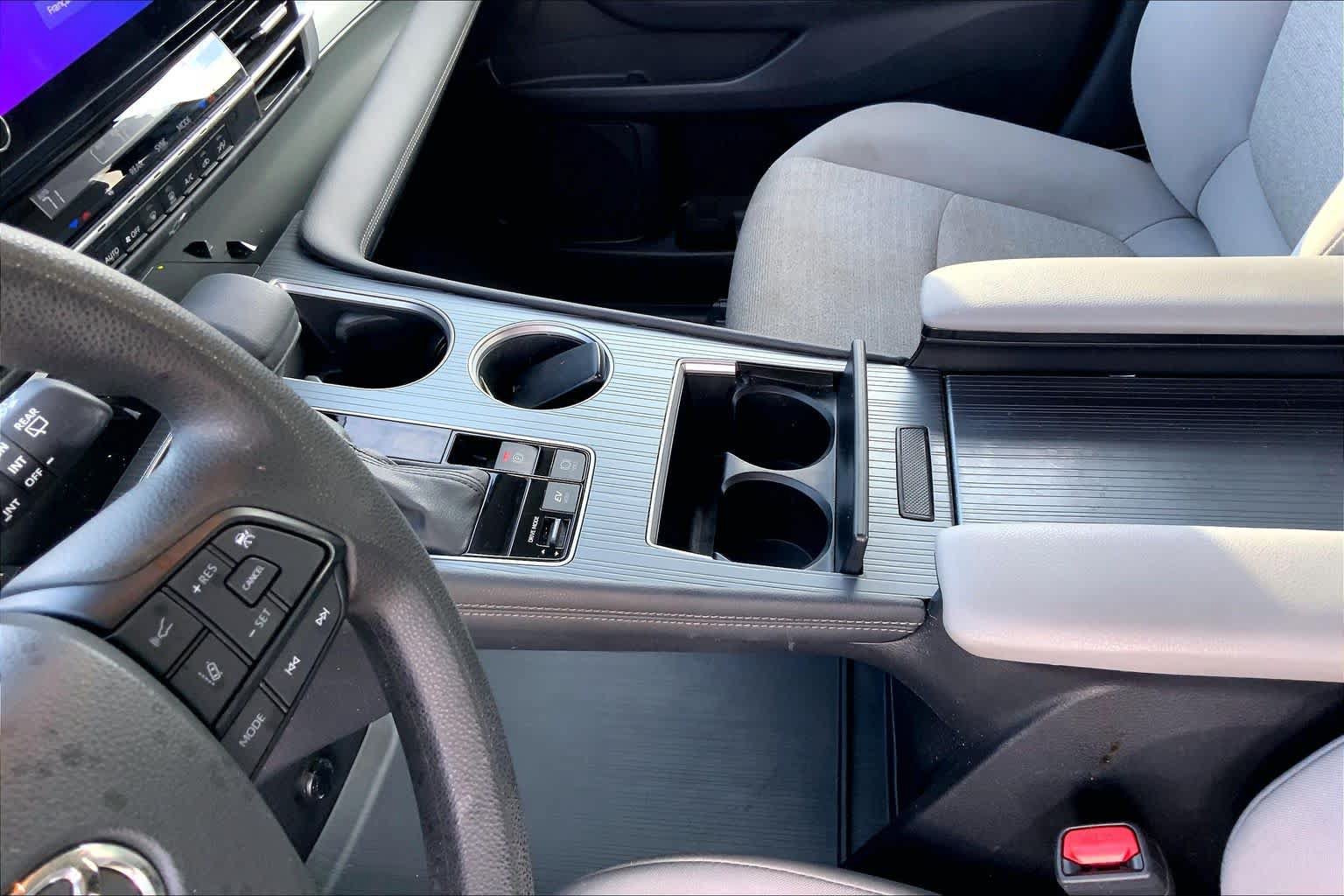 Certified 2025 Toyota Sienna LE w/ LE Plus Package FWD image 17