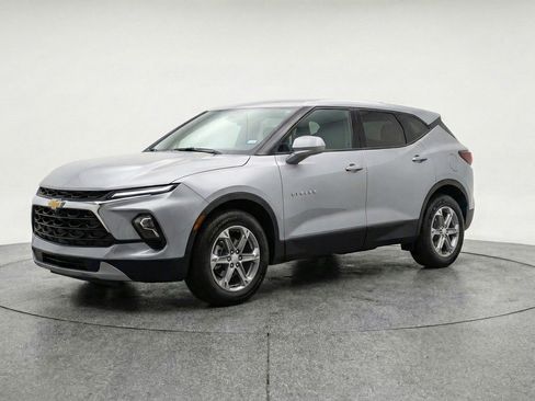 Used 2025 Chevrolet Blazer LT image 3