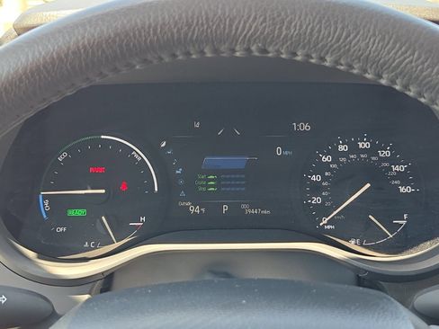 Used 2025 Toyota Sienna XLE FWD image 25
