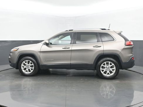 Used 2017 Jeep Cherokee Latitude w/ Cold Weather Group AWD/4WD image 3
