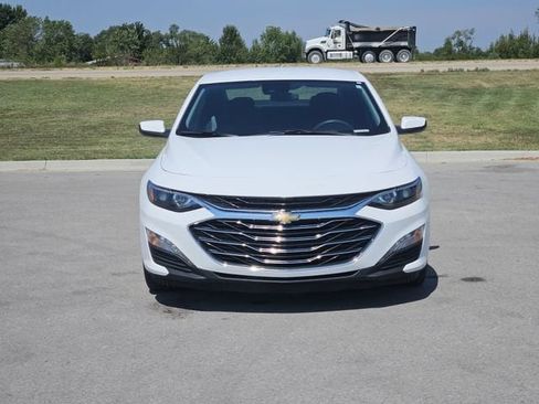 Used 2025 Chevrolet Malibu LT FWD image 2
