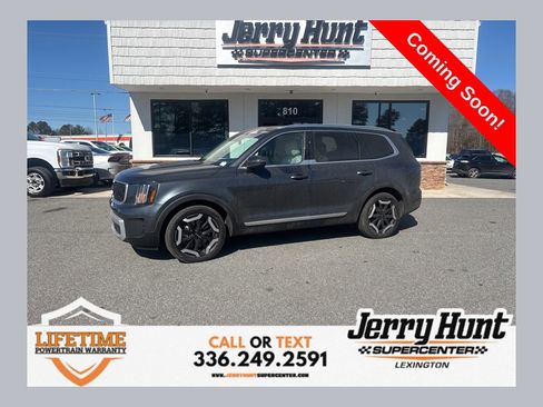 Used 2024 Kia Telluride EX w/ EX Captain's Chair Package image 1
