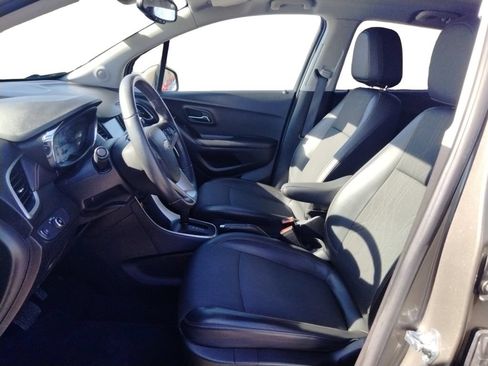 Used 2022 Chevrolet Trax LT w/ LT Convenience Package AWD/4WD image 9