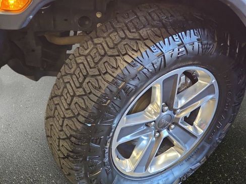 Used 2019 Jeep Wrangler Unlimited Sahara AWD/4WD image 31