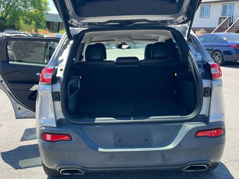 Used 2018 Jeep Cherokee Latitude Plus w/ Comfort/Convenience Group FWD image 14