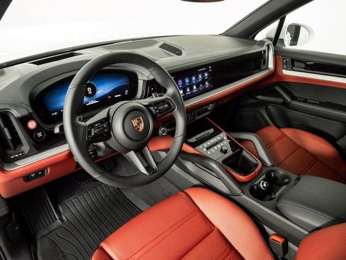 Certified 2026 Porsche Cayenne AWD/4WD image 4
