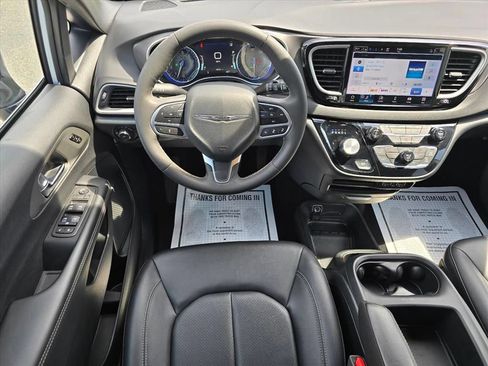 Used 2025 Chrysler Pacifica Select FWD image 3