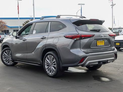 New 2026 Toyota Highlander Platinum image 10