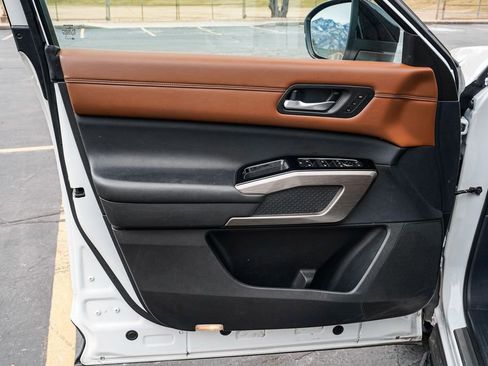 Used 2022 Nissan Pathfinder Platinum w/ Lighting Package (N93) image 9