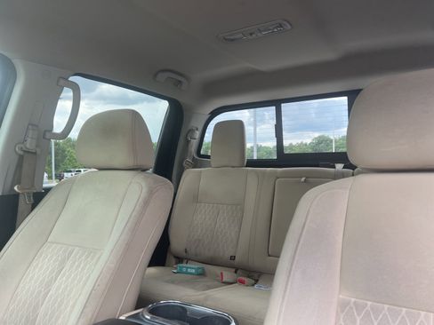 Used 2017 Nissan Titan SV RWD image 5