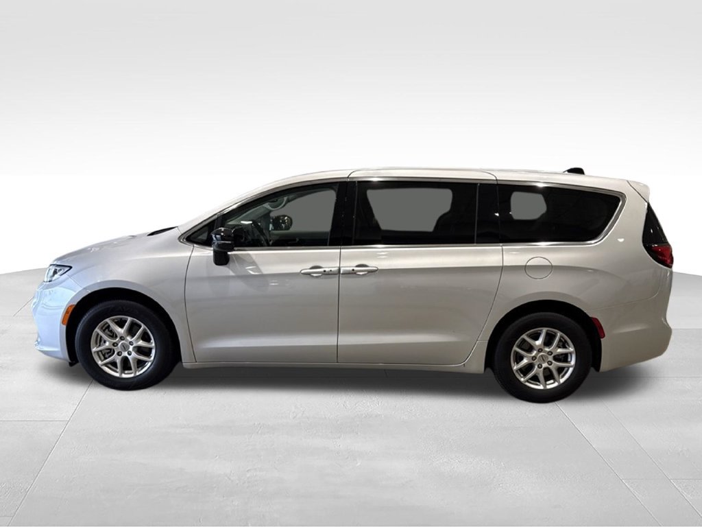 Used 2024 Chrysler Pacifica Touring-L w/ Uconnect Theater Family Group FWD image 4