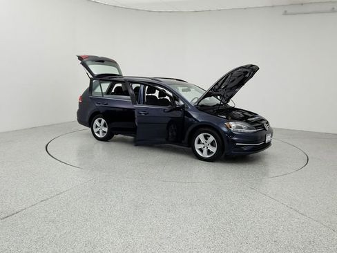 Used 2018 Volkswagen Golf SE image 10