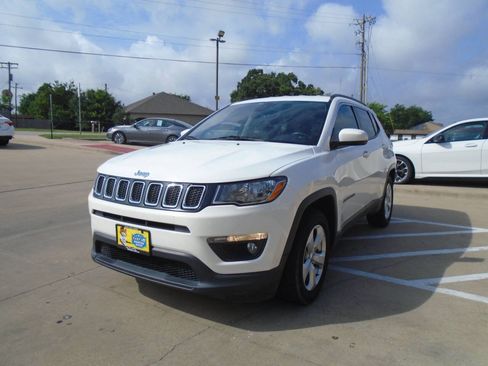 Used 2018 Jeep Compass Latitude w/ Popular Equipment Group FWD image 3