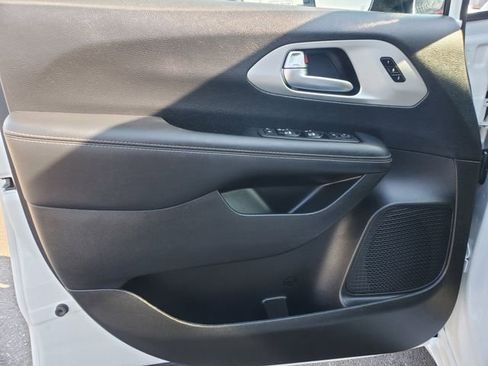 Used 2023 Chrysler Pacifica Limited w/ S Appearance Package image 12