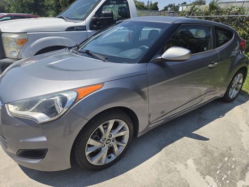Used 2016 Hyundai Veloster image 1