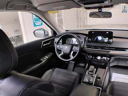 Used 2023 Mitsubishi Outlander SE image 65