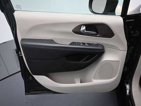 Used 2023 Chrysler Voyager LX FWD image 16