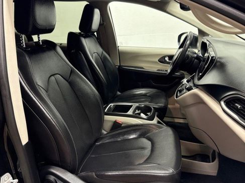 Used 2022 Chrysler Pacifica Touring-L image 28