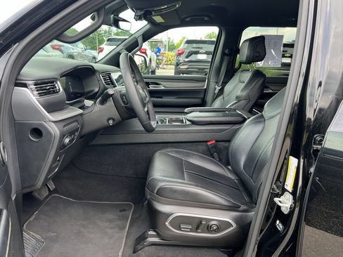 Used 2024 Jeep Wagoneer L Series II w/ Flexible Seating Group AWD/4WD image 6