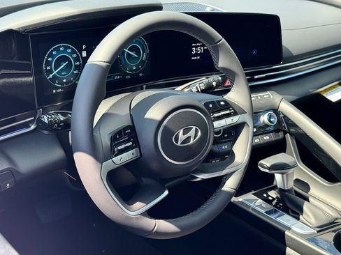 Used 2025 Hyundai Elantra Limited image 19