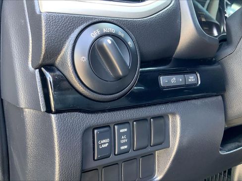 Used 2020 Nissan Titan SV w/ SV Convenience Package RWD image 34