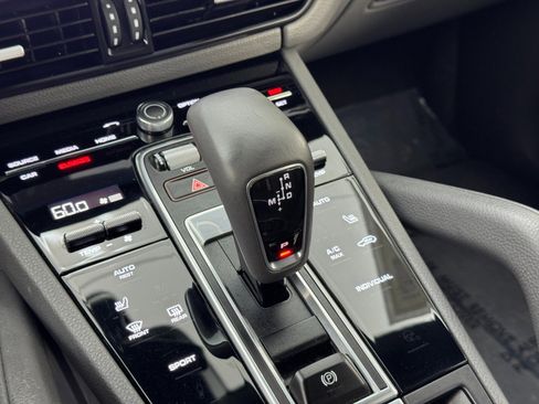 Used 2022 Porsche Cayenne Platinum Edition image 33