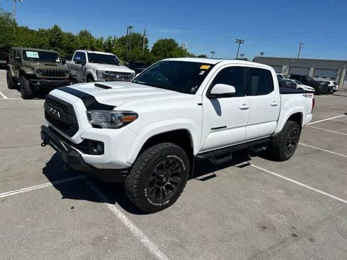 Used 2017 Toyota Tacoma TRD Sport AWD/4WD image 15