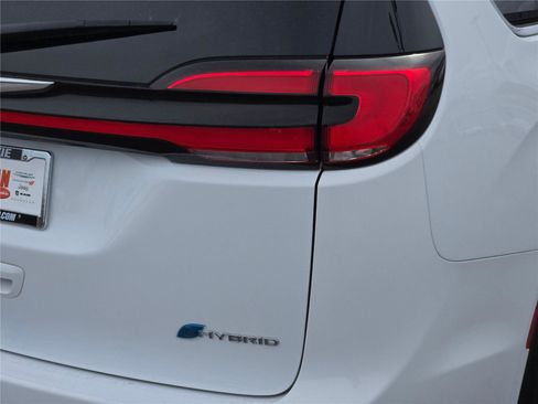 Certified 2024 Chrysler Pacifica Limited FWD image 14