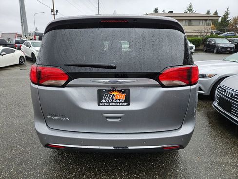 Used 2020 Chrysler Pacifica Touring image 14