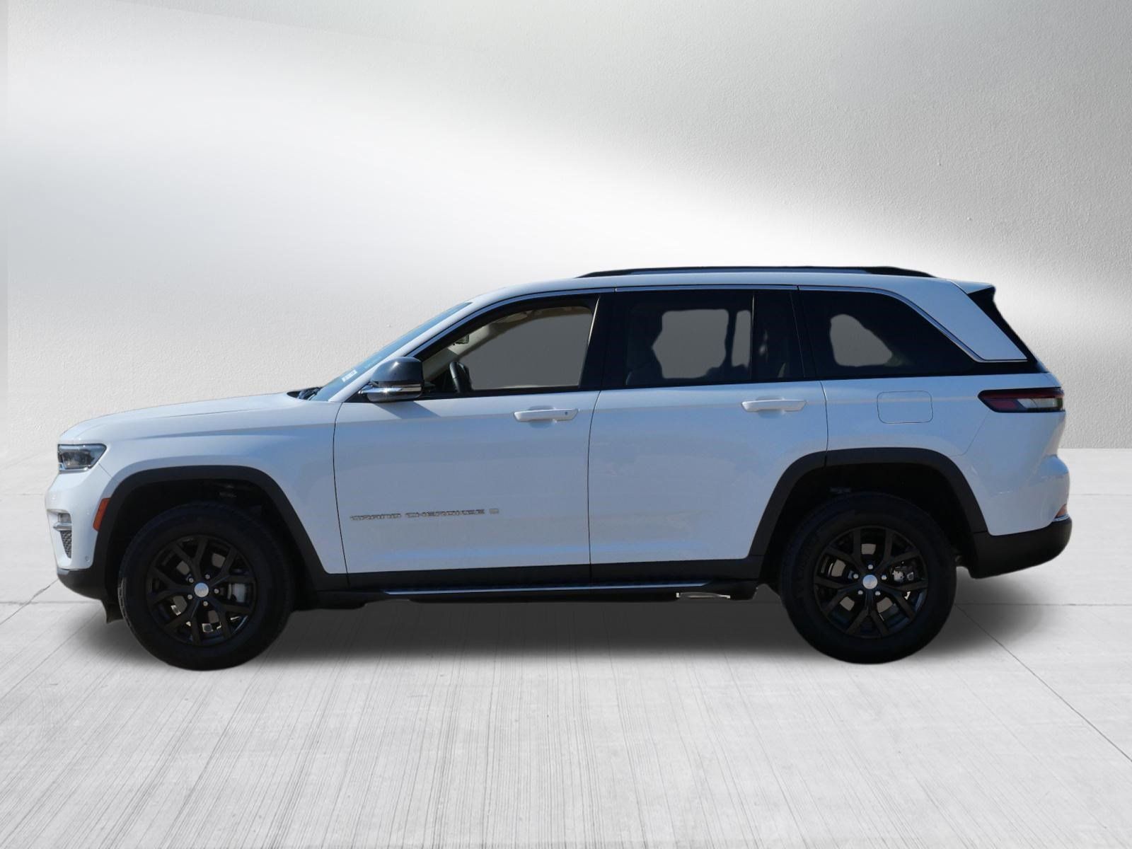 Used 2022 Jeep Grand Cherokee Limited w/ Luxury Tech Group II AWD/4WD image 4