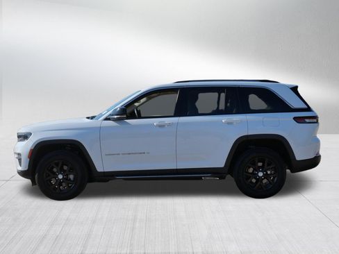 Used 2022 Jeep Grand Cherokee Limited w/ Luxury Tech Group II AWD/4WD image 4